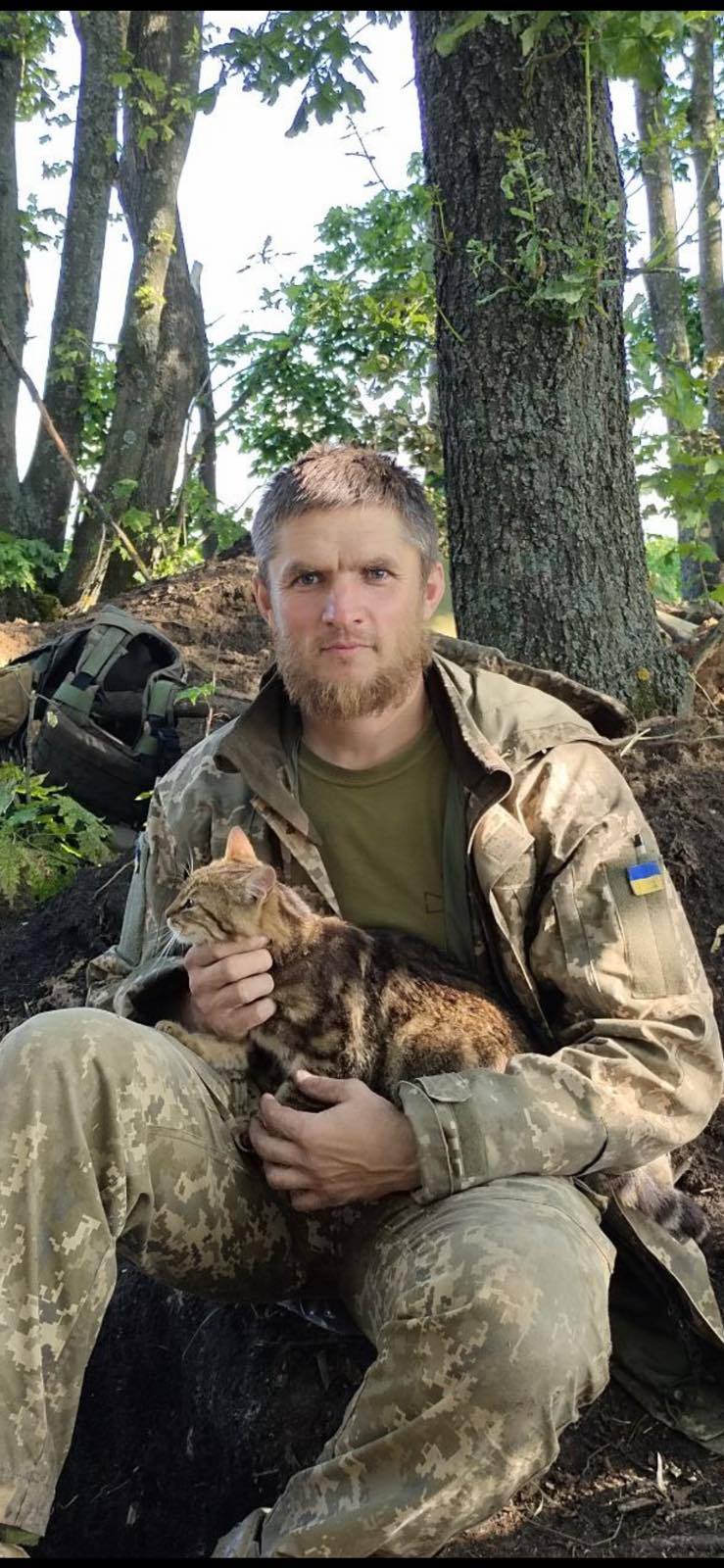 Боєць із Харківської області подарував вишиванку принцу Гаррі.