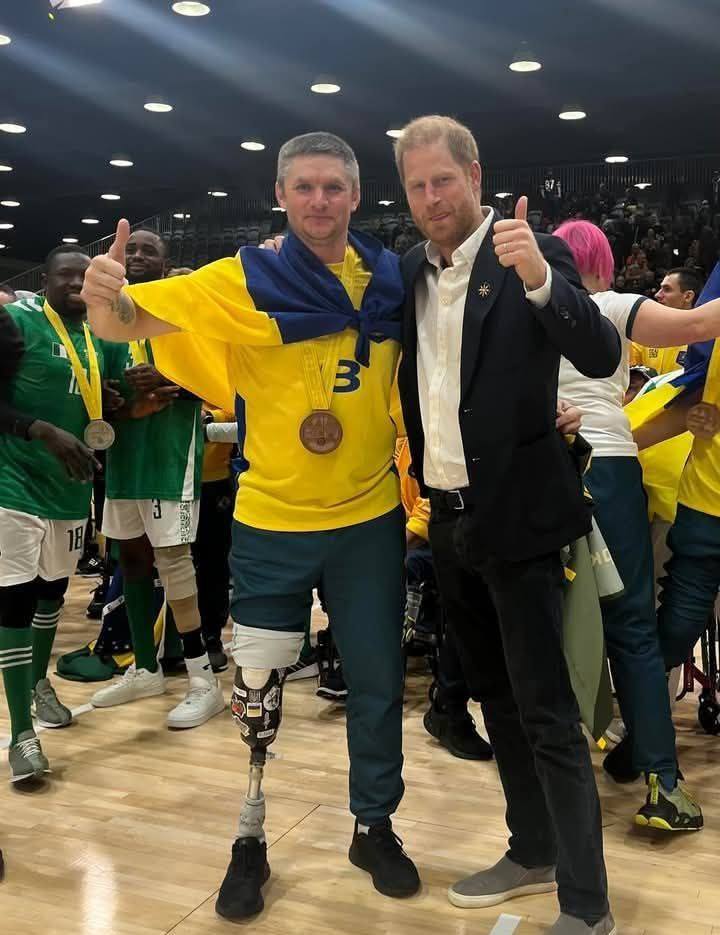 Боєць із Харківської області подарував вишиванку принцу Гаррі.