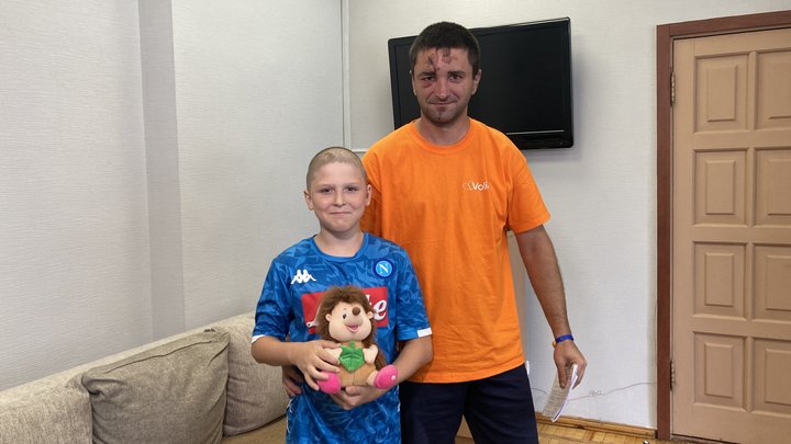 Молодший брат Данила Алпєєва Вадим та його батько Дмитро Кравченко.