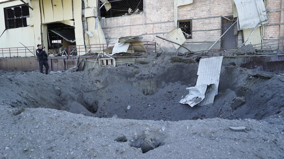 Россияне уничтожили склад с гуманитаркой в Харькове.