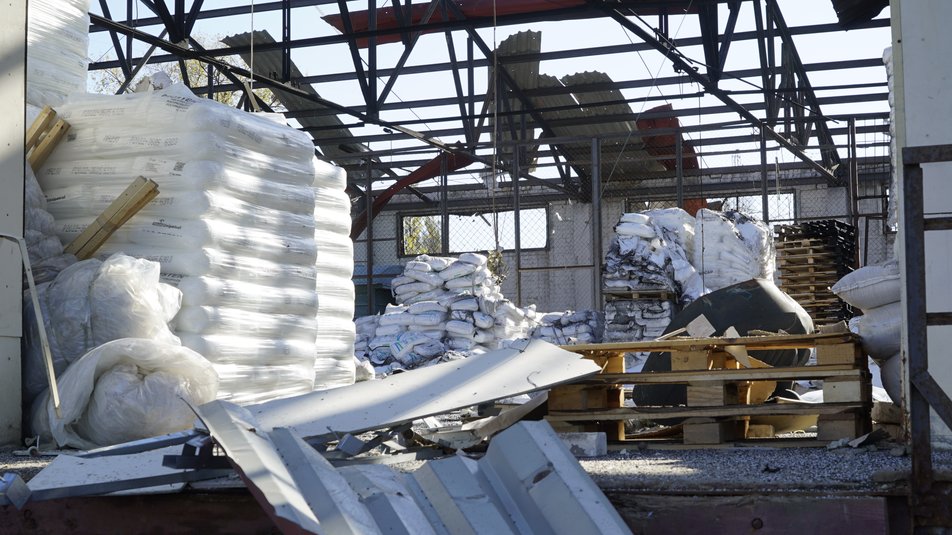 Россияне уничтожили склад с гуманитаркой в Харькове.