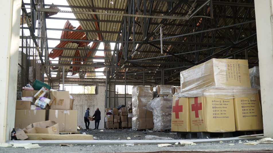 Россияне уничтожили склад с гуманитаркой в Харькове.