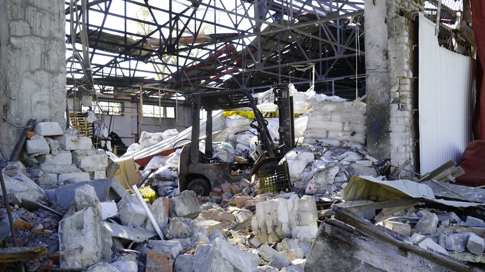 Россияне уничтожили склад с гуманитаркой в Харькове.