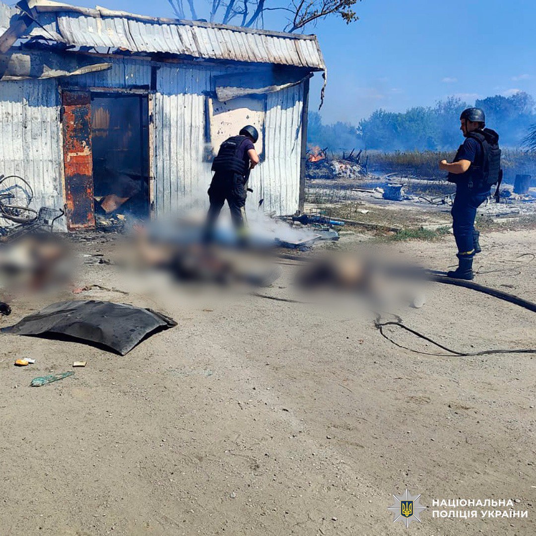 Пятеро погибло, трое ранено: оккупанты обстреляли людей, которые пришли за гуманитаркой в Изюмском районе.