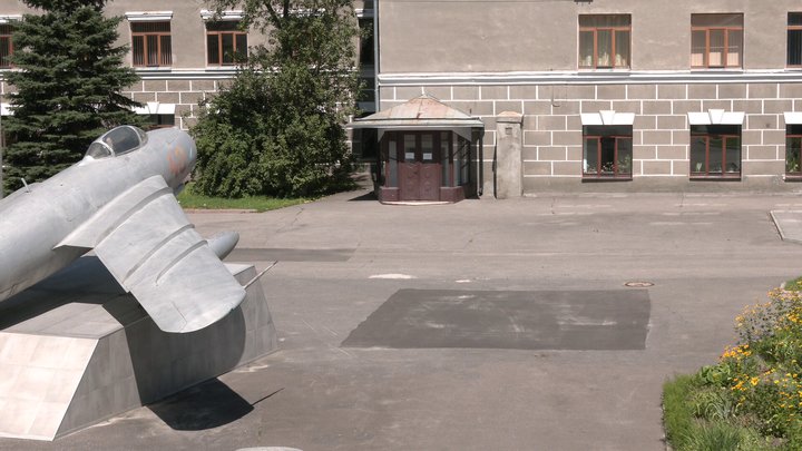 Новий асфальт на місці вирви на території 