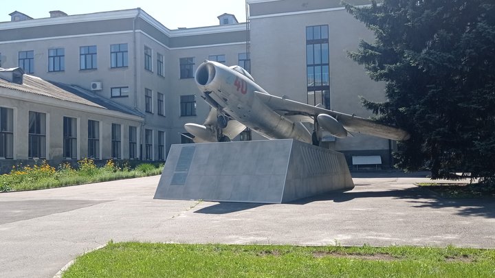 Пам'ятник біля навчальних корпусів 