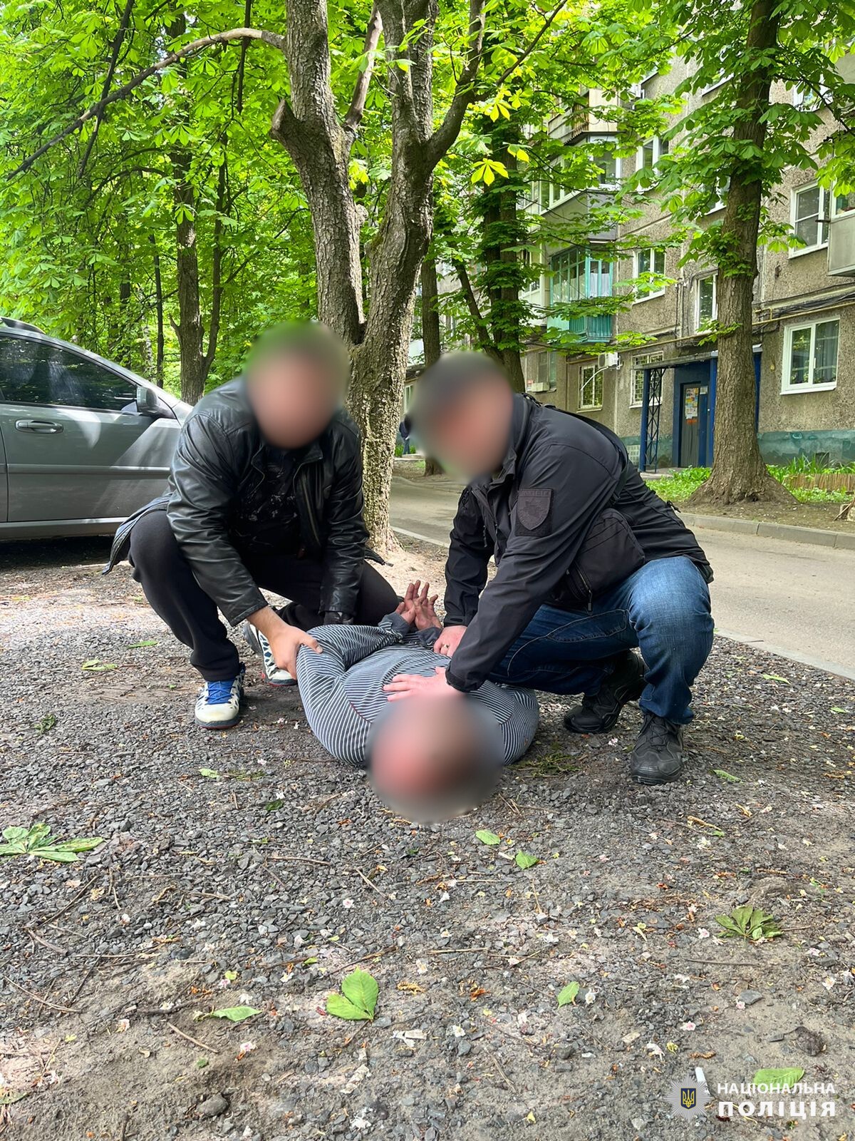 В Харькове мужчина устроил стрельбу на остановке транспорта: есть раненые.