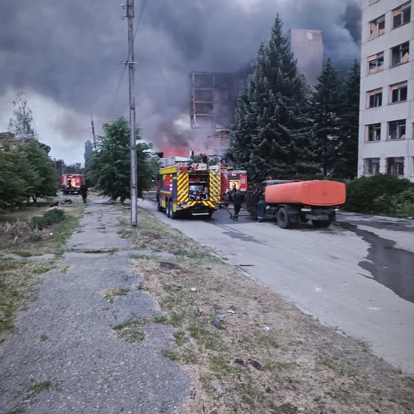 Россияне разбомбили предприятие для людей с инвалидностью в Харькове.