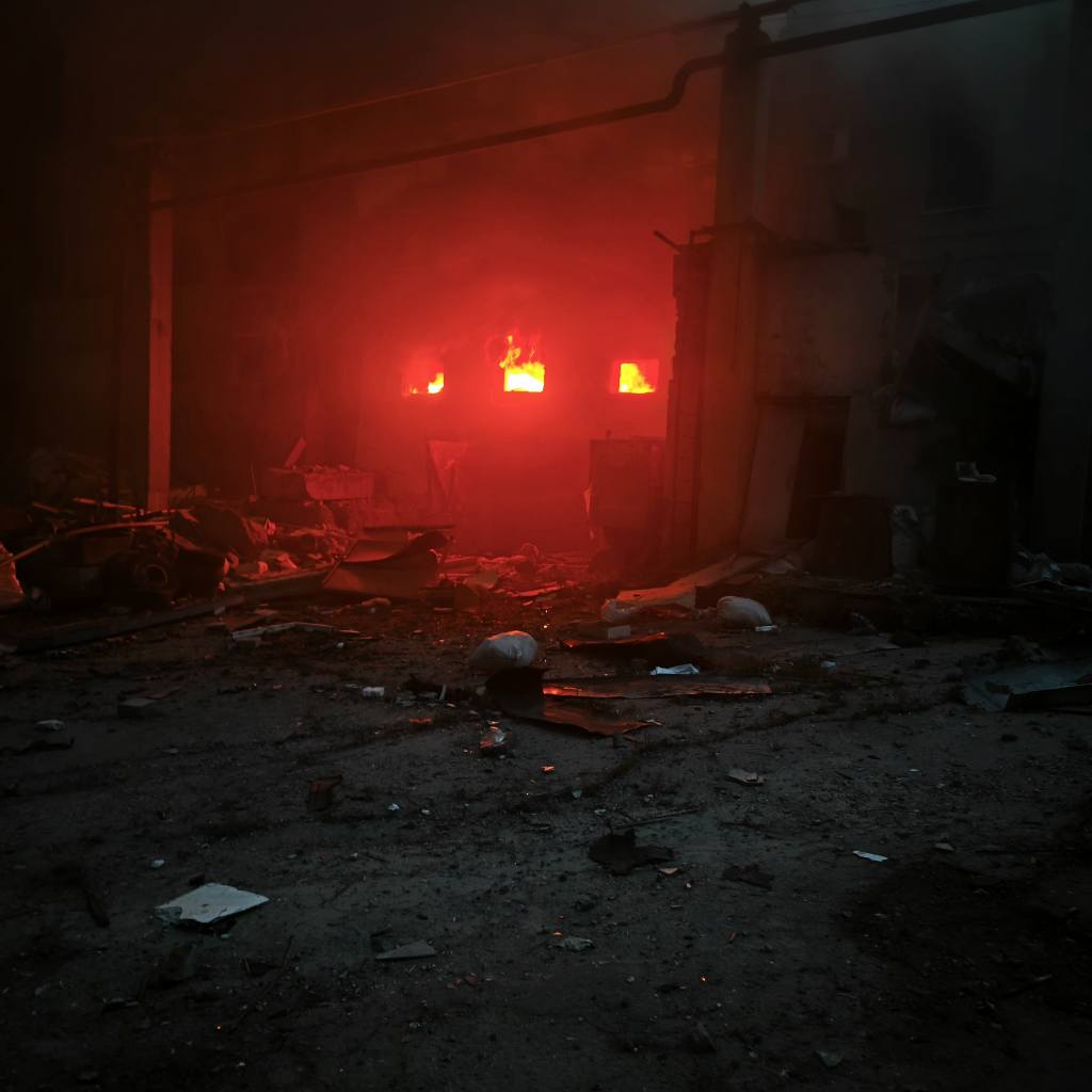 Россияне разбомбили предприятие для людей с инвалидностью в Харькове.