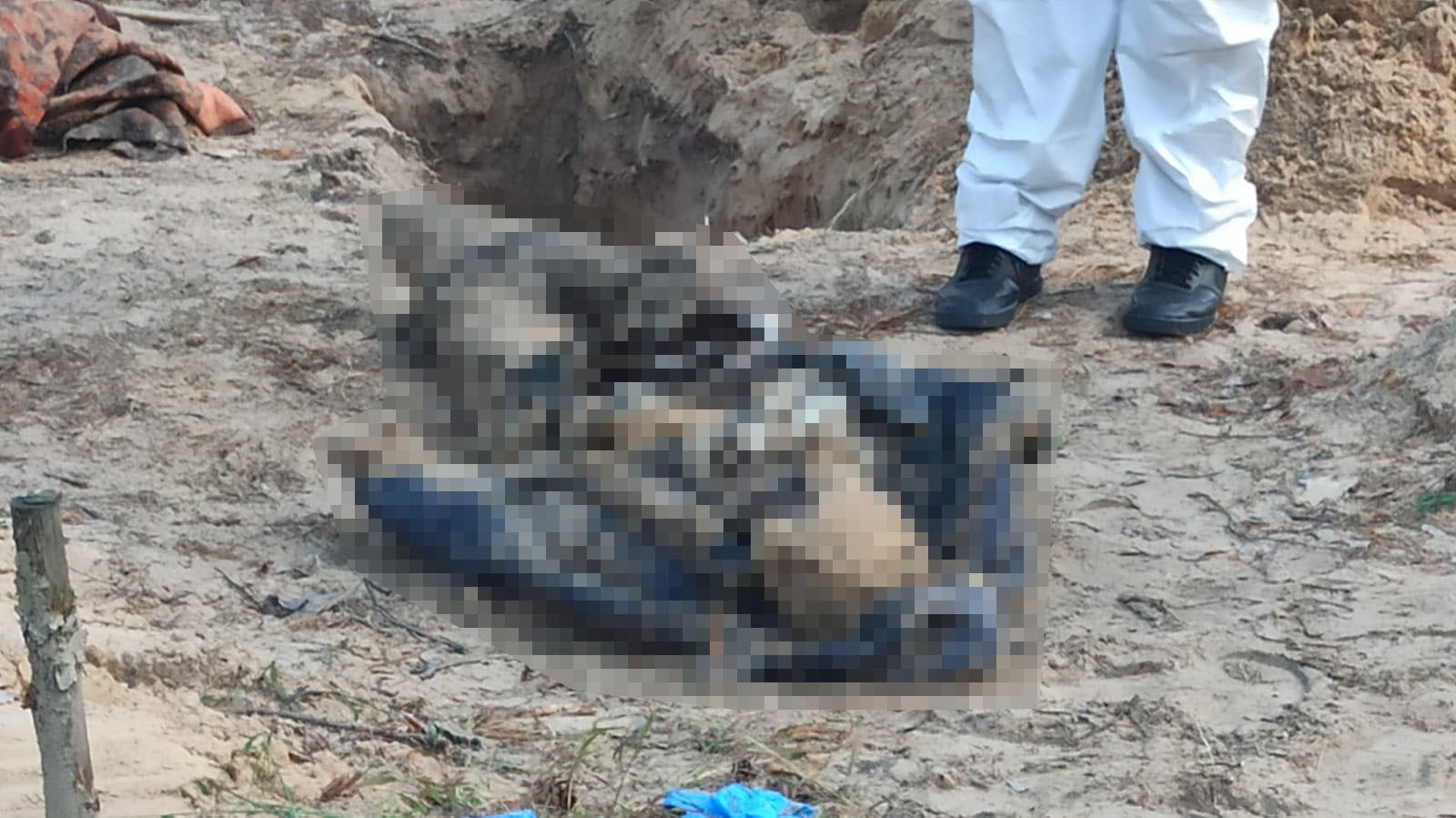 В Изюме продолжается эксгумация тел погибших.