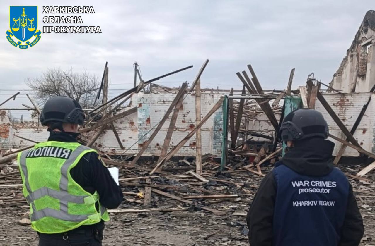 Масштабна пожежа та пошкодження на залізниці: окупанти завдали масованого удару по Ізюму.