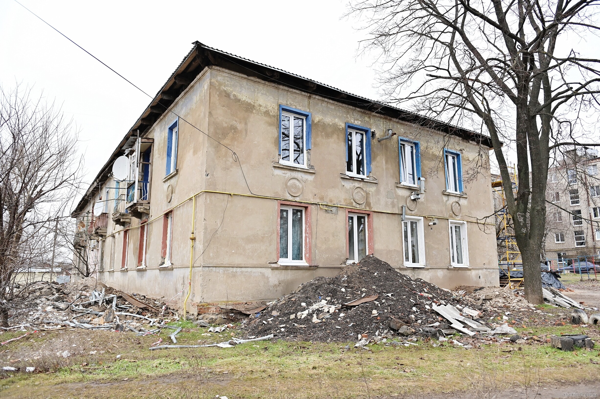 В Ізюмі відновлюють зруйновані обстрілами багатоповерхівки.