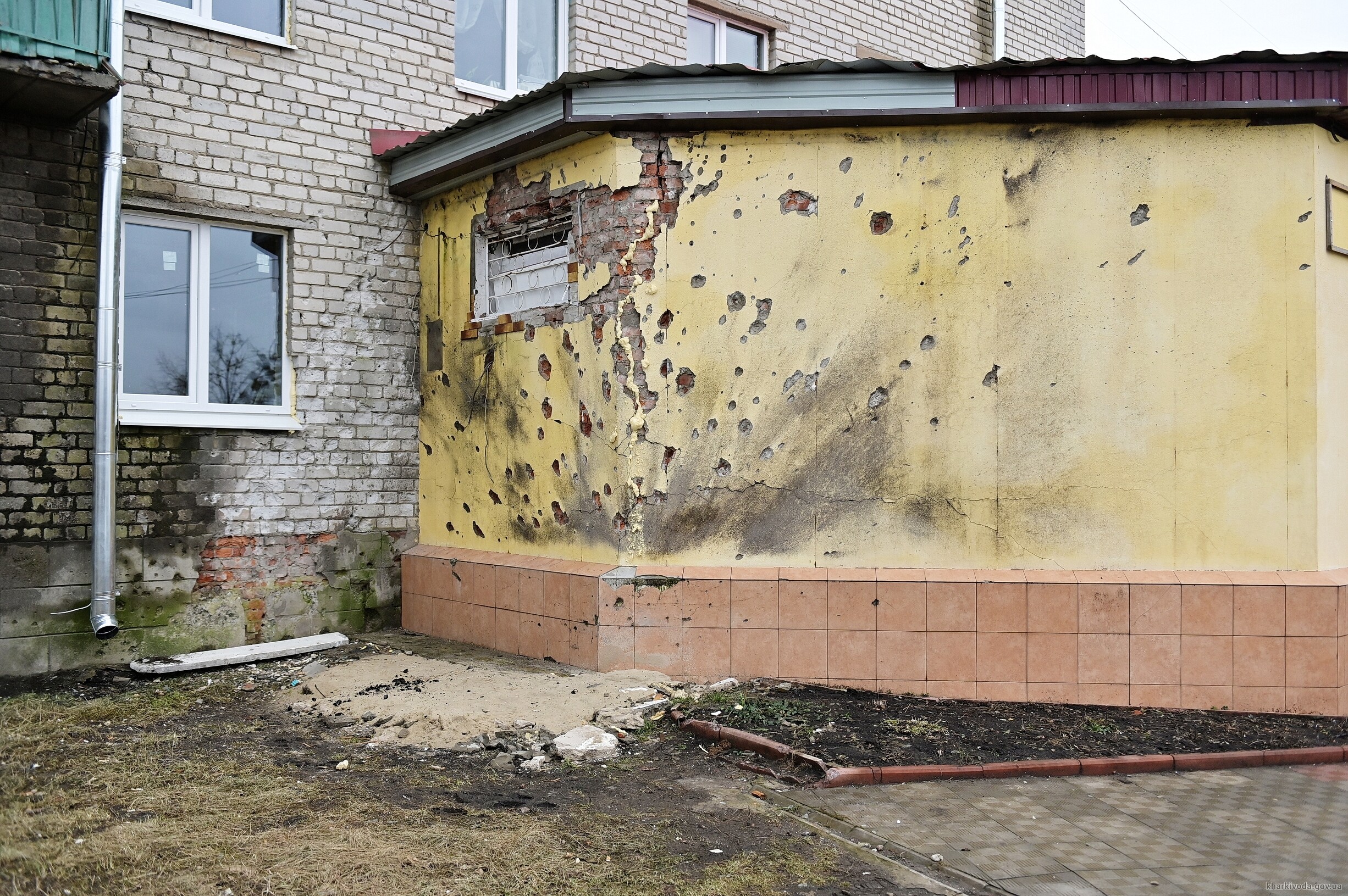 В Изюме восстанавливают разрушенные обстрелами многоэтажки.