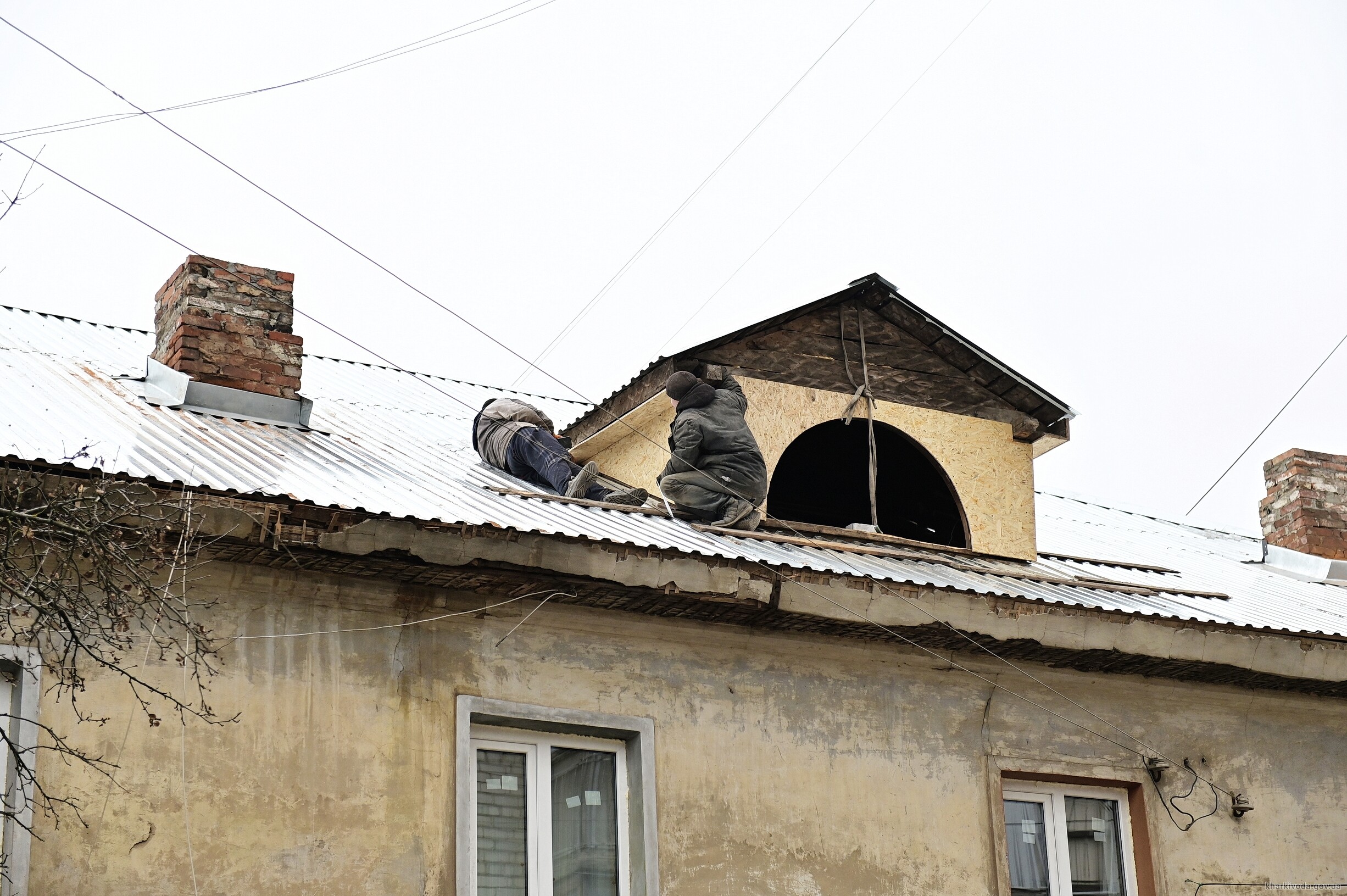 В Ізюмі відновлюють зруйновані обстрілами багатоповерхівки.