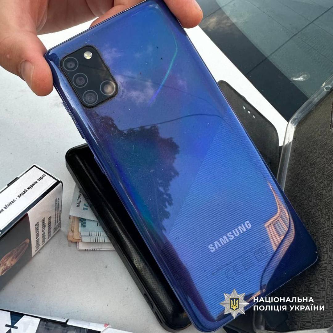 В Харькове двое мужчин ограбили женщину и приковали к столбу наручниками.