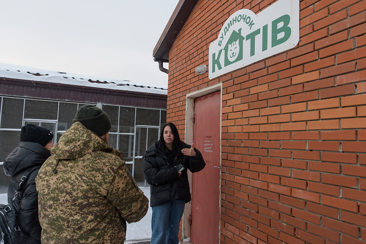 Военные передали в харьковский приют для животных целый микроавтобус теплых вещей.