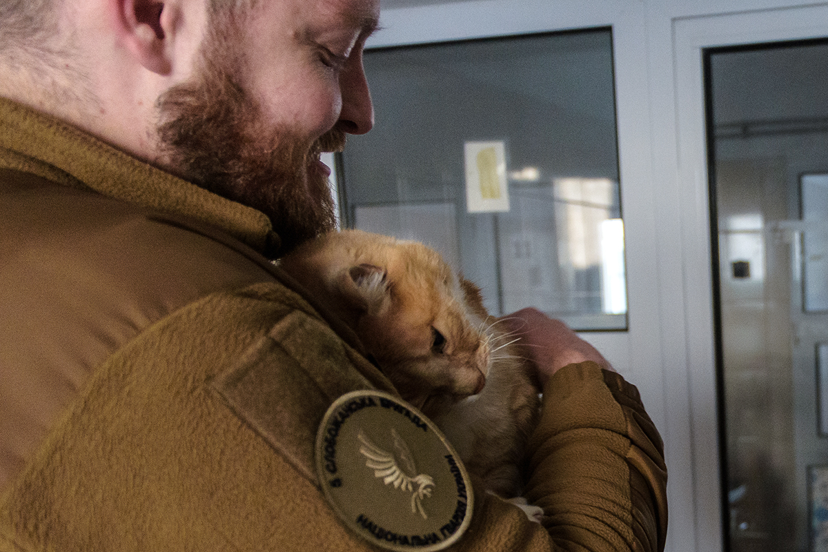 Военные передали в харьковский приют для животных целый микроавтобус теплых вещей.