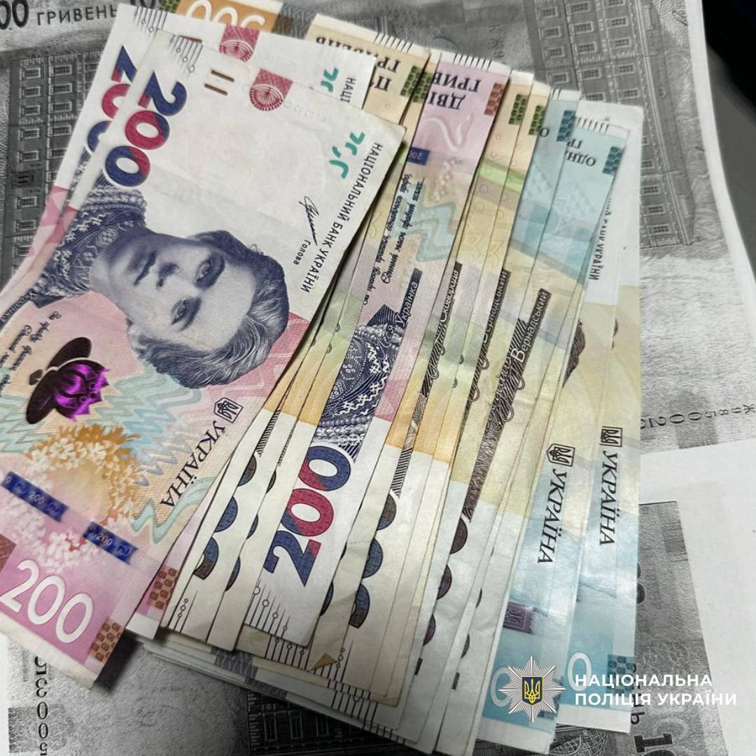 В Харькове двое мужчин ограбили женщину и приковали к столбу наручниками.