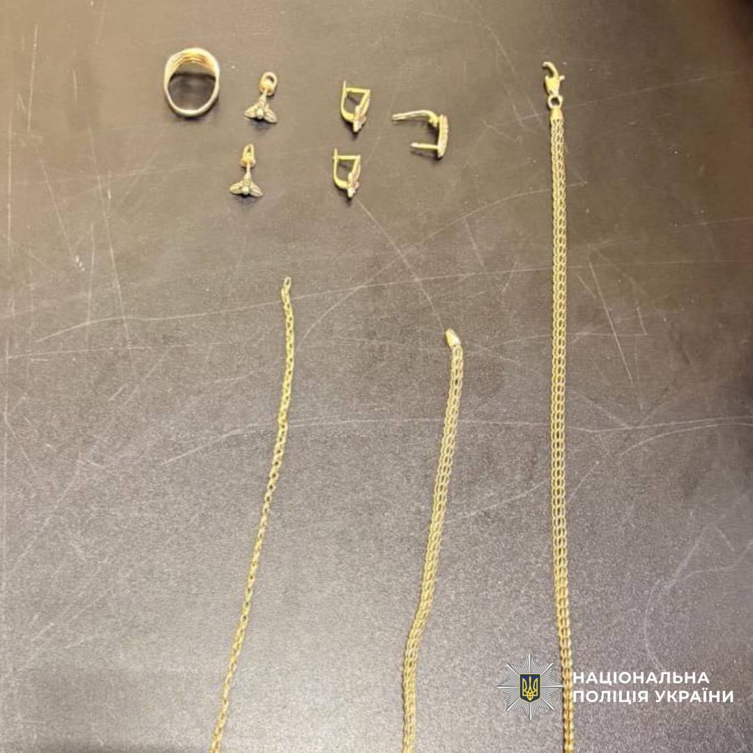 В Харькове двое мужчин ограбили женщину и приковали к столбу наручниками.