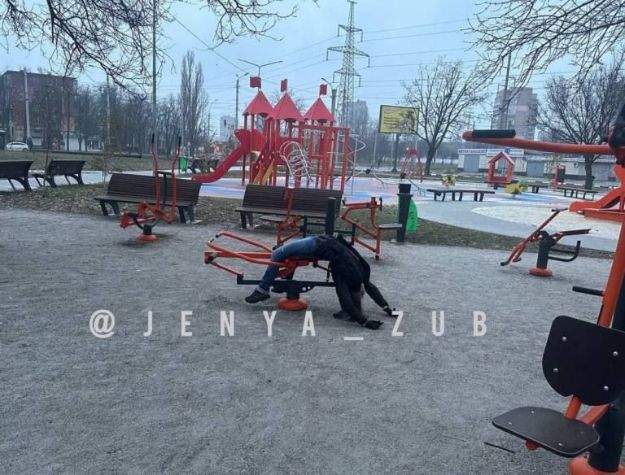 У Харкові на дитячому майданчику виявлено тіло молодої жінки фото 1