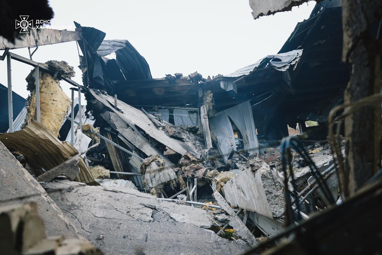 Понад 20 ударів: окупанти обстріляли ферму на Харківщині, загинуло 13 тисяч тварин фото 5 4