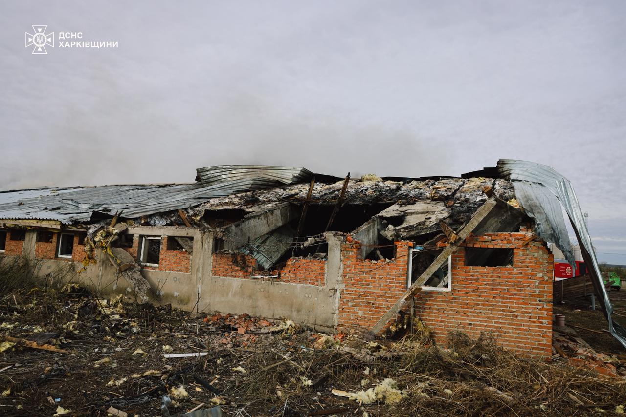 Понад 20 ударів: окупанти обстріляли ферму на Харківщині, загинуло 13 тисяч тварин фото 1