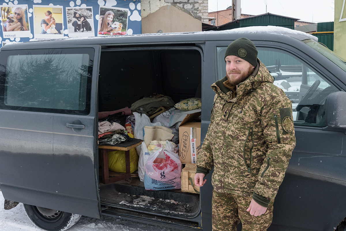 Военные передали в харьковский приют для животных целый микроавтобус теплых вещей.