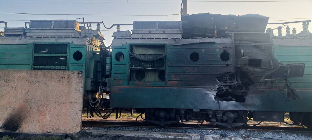 Вночі окупанти обстріляли об'єкти залізниці у Харківській області.