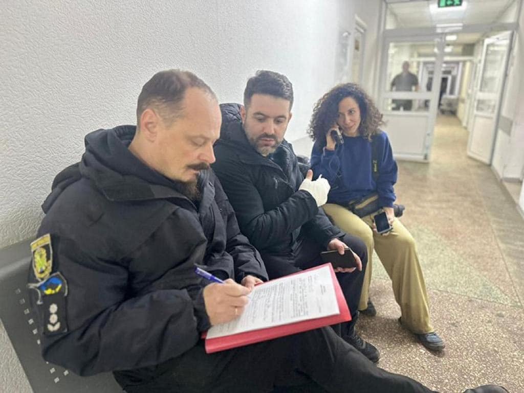 Постраждалі під час обстрілу журналісти підтвердили, що військових у готелі не було поліція.