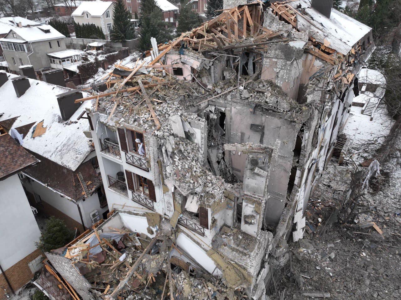 Постраждалі під час обстрілу журналісти підтвердили, що військових у готелі не було поліція.