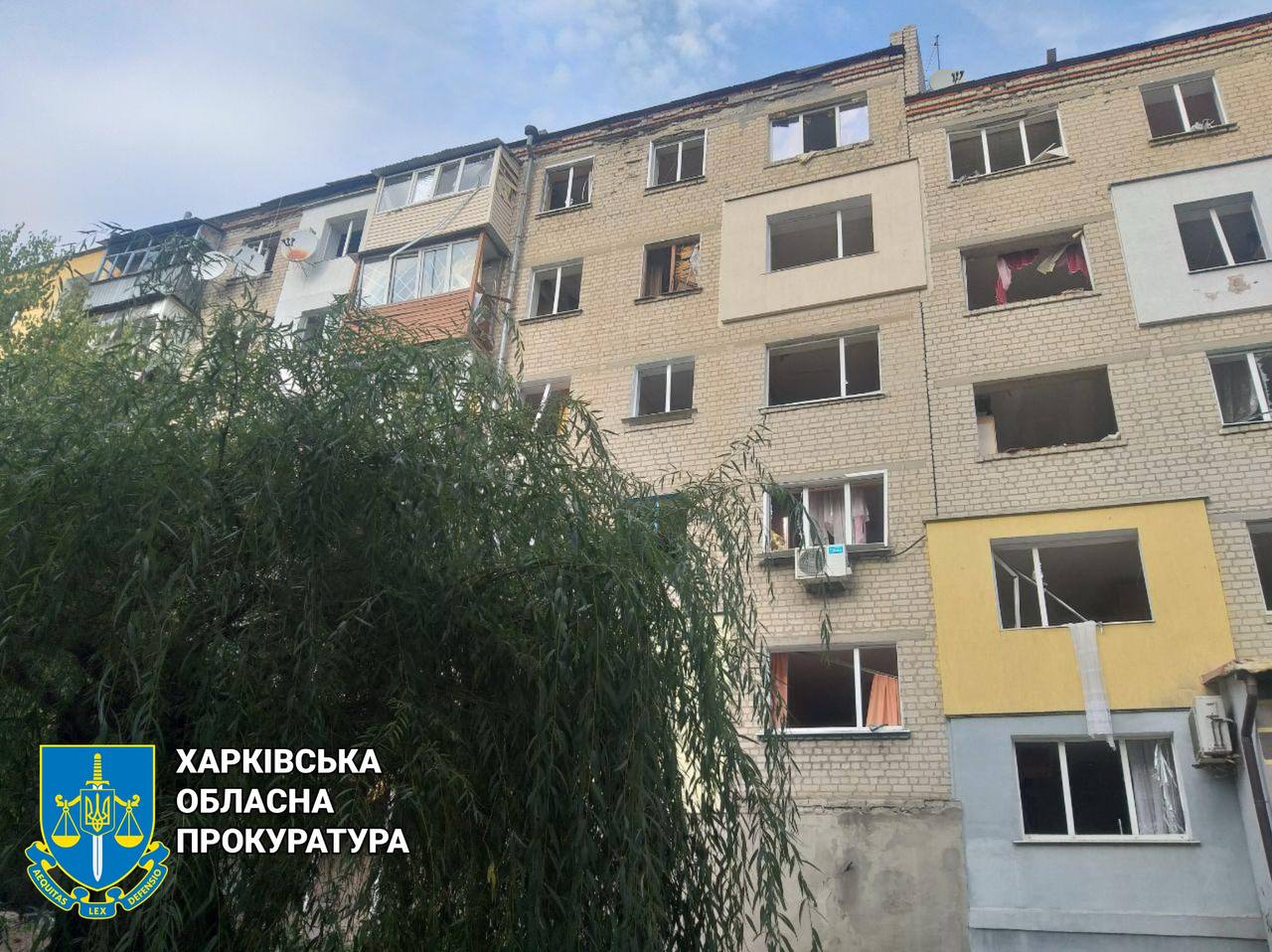 Оккупанты нанесли авиаудар по центру Купянска: под завалами находятся люди.