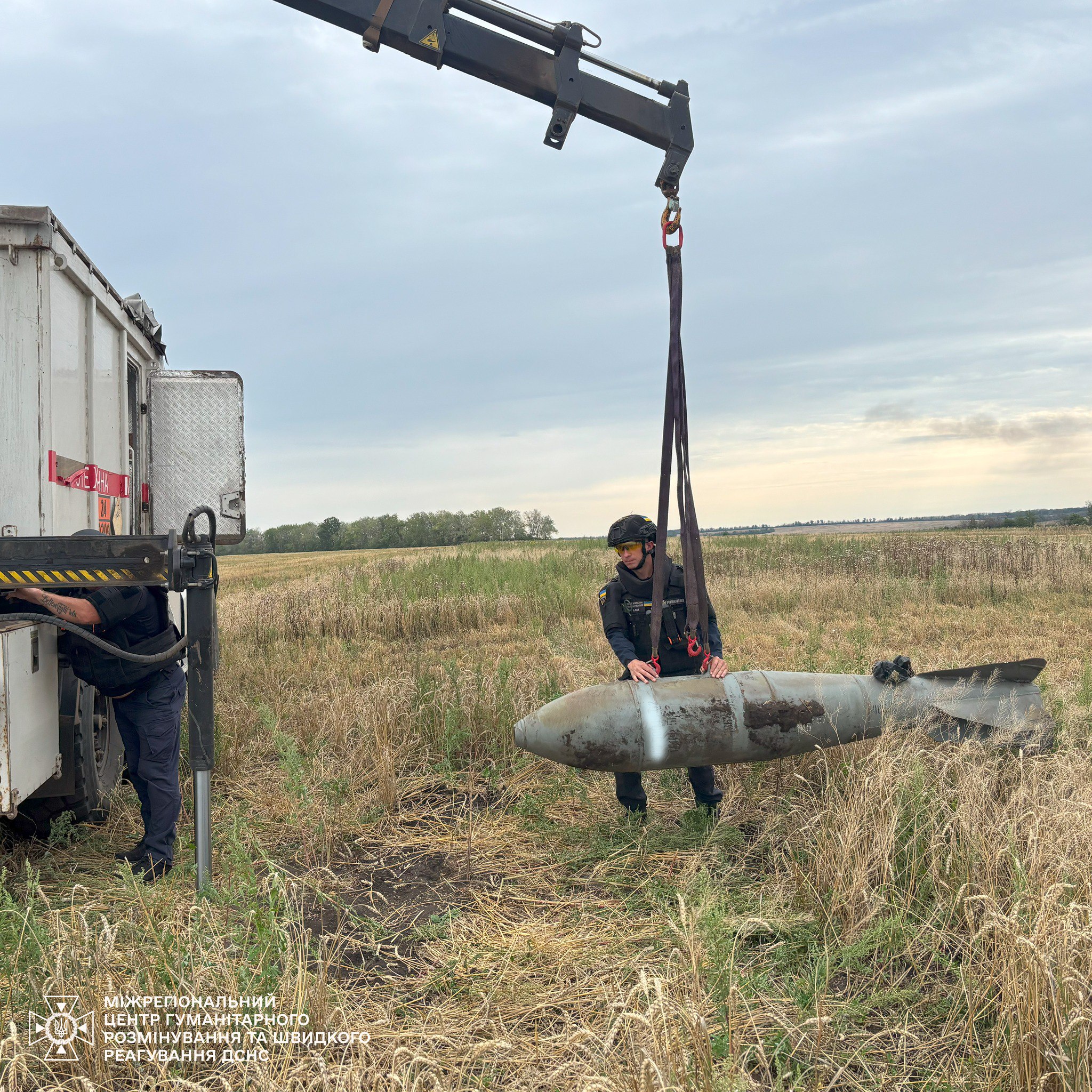 Во время сельхозработ под Купянском аграрии обнаружили несдетонированную авиабомбу.