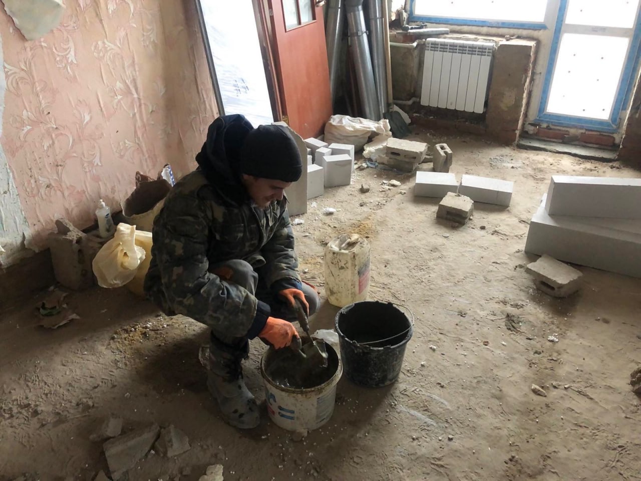 В Кулиничах ремонтируют пострадавшие от обстрелов дома.