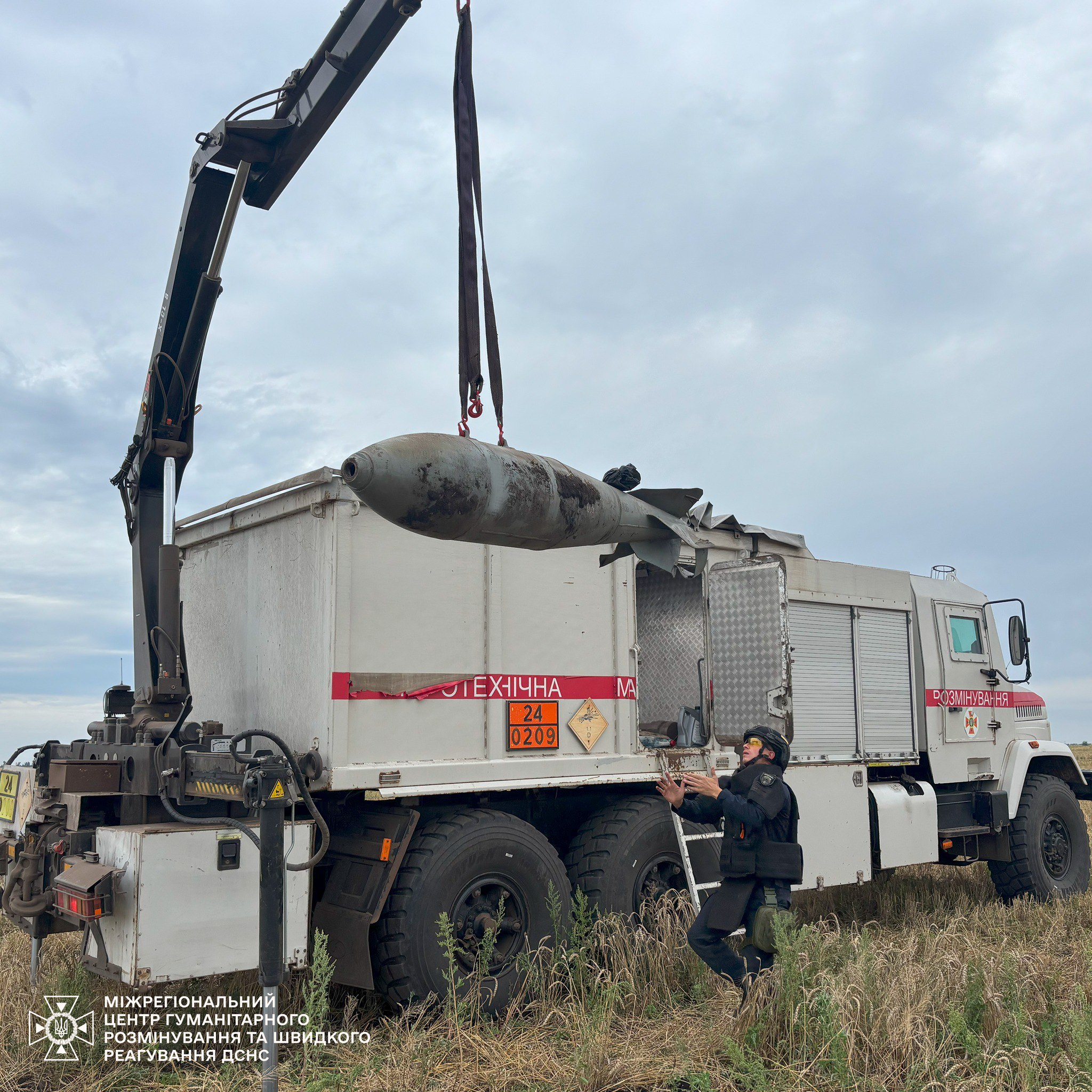 Во время сельхозработ под Купянском аграрии обнаружили несдетонированную авиабомбу.