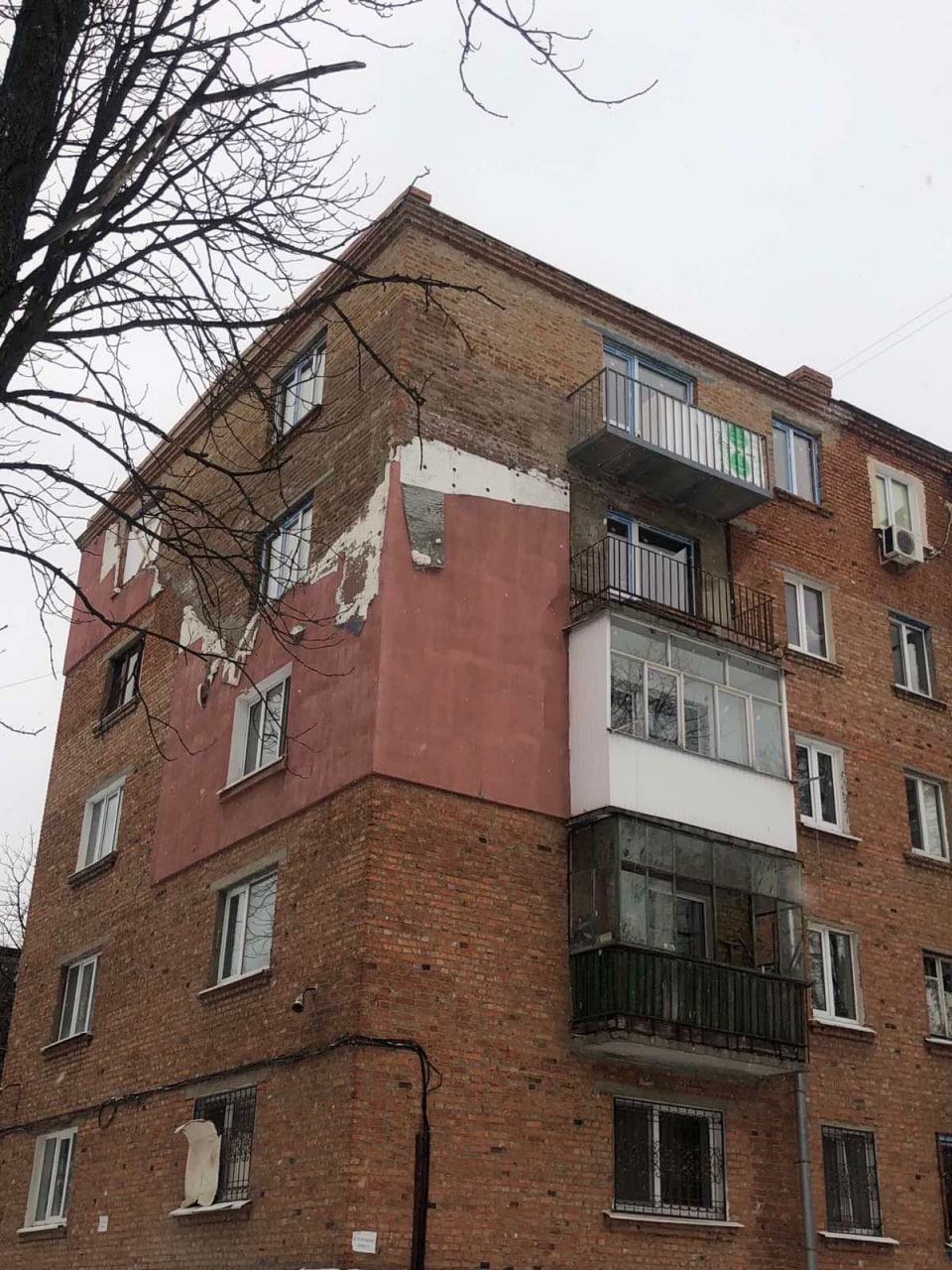 В Кулиничах ремонтируют пострадавшие от обстрелов дома.