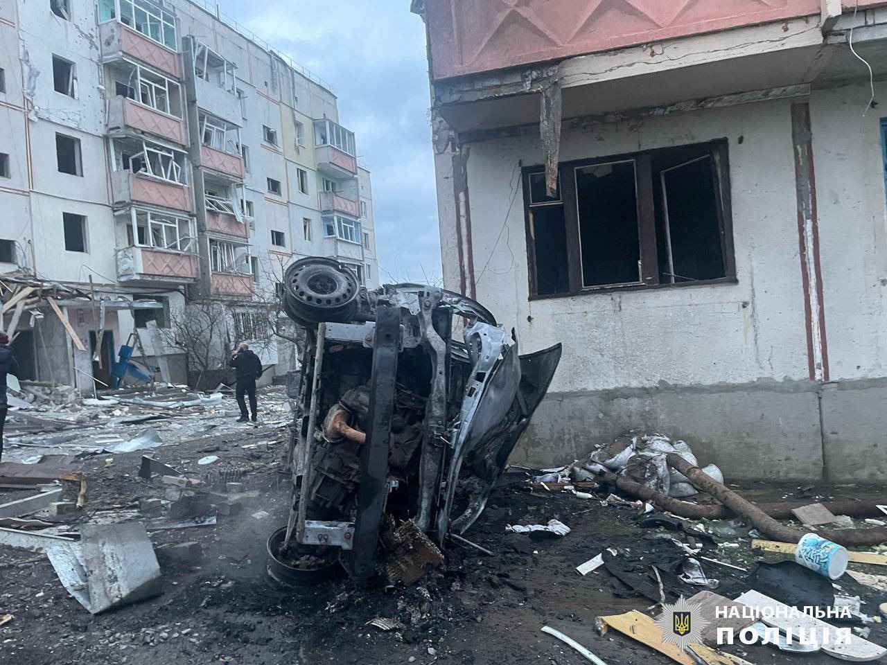 Не жалеют даже кладбище: оккупанты бьют по Купянску беспилотниками и авиабомбами фото 1