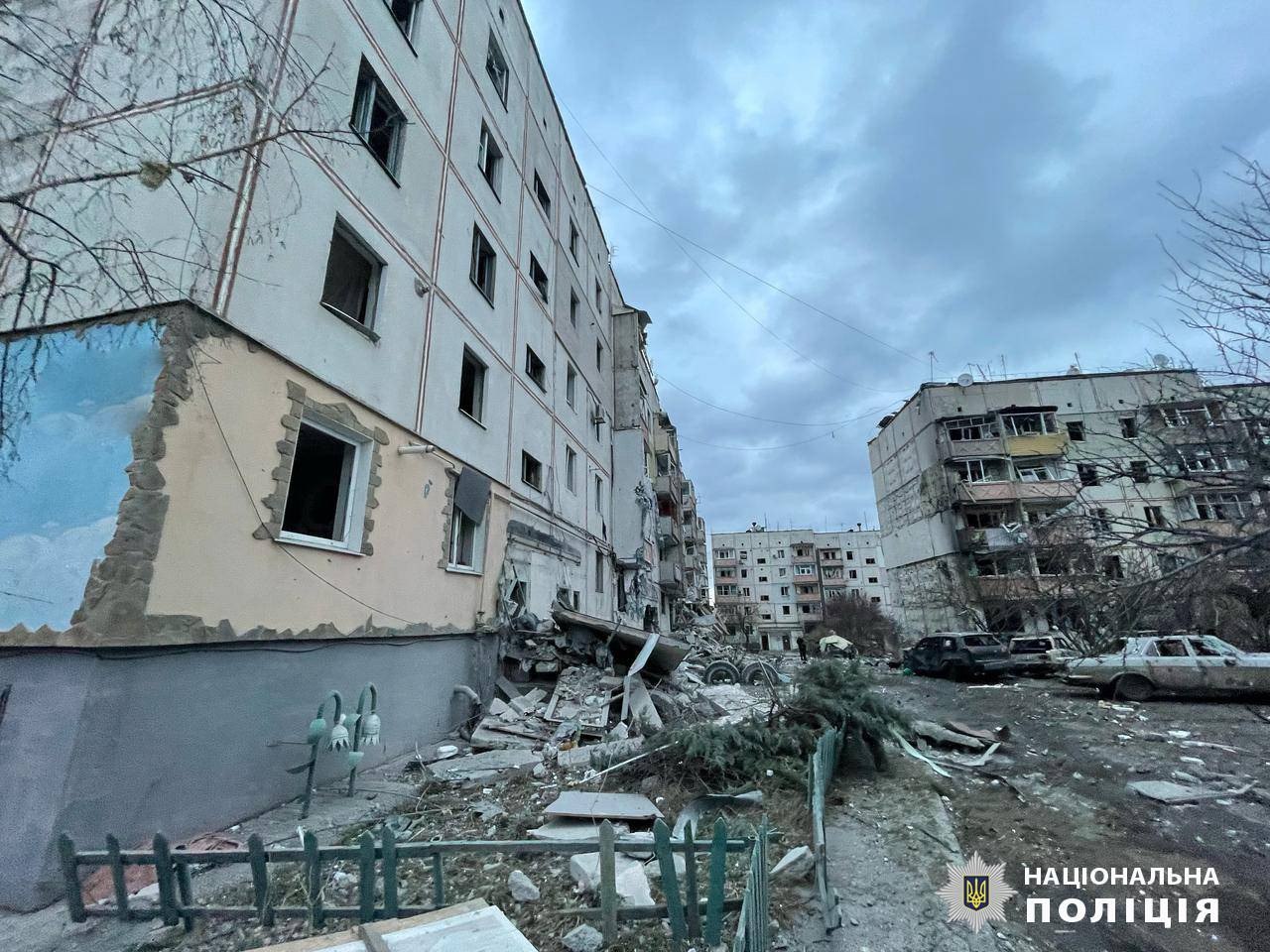 Не жалеют даже кладбище: оккупанты бьют по Купянску беспилотниками и авиабомбами фото 2 1