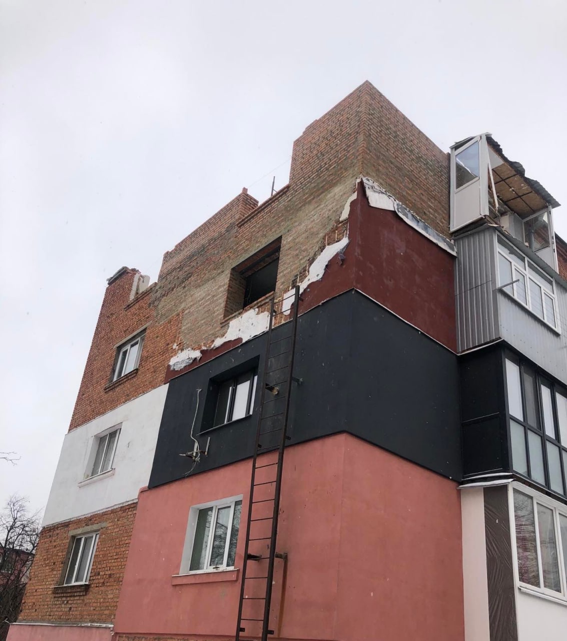 В Кулиничах ремонтируют пострадавшие от обстрелов дома.