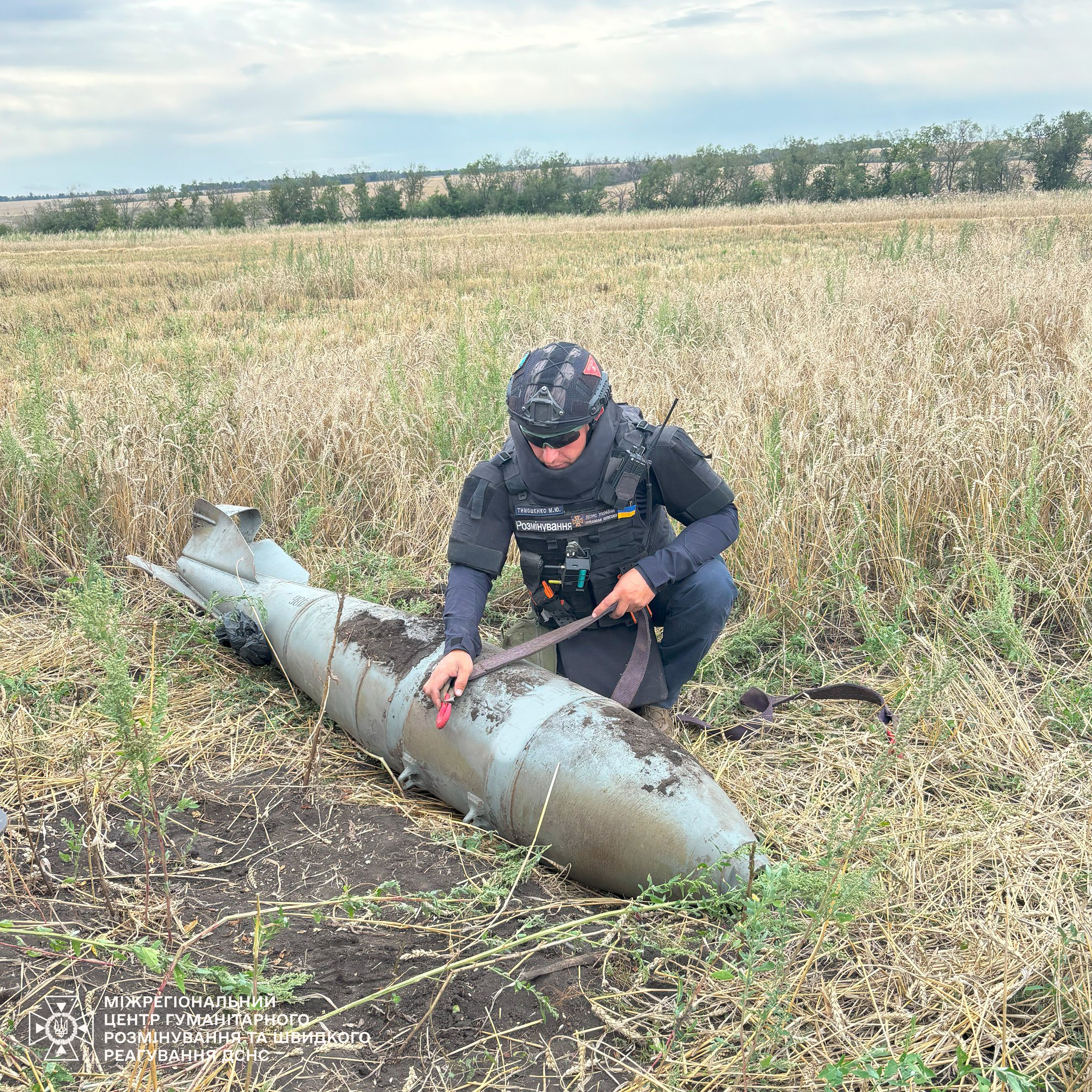 Во время сельхозработ под Купянском аграрии обнаружили несдетонированную авиабомбу.
