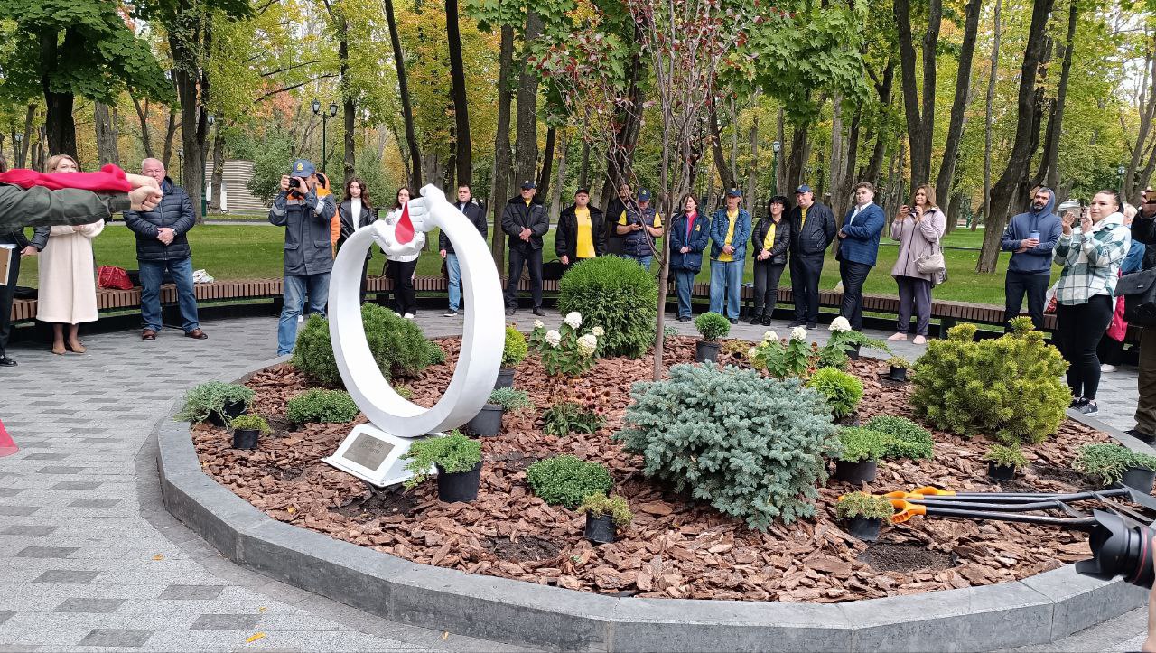 У саду Шевченка з'явилася клумба на честь донорів.