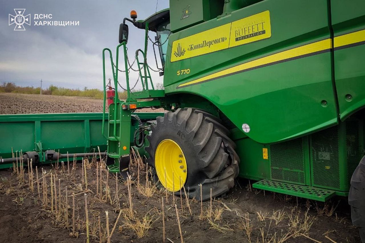 В Изюмском районе комбайн подорвался на мине.