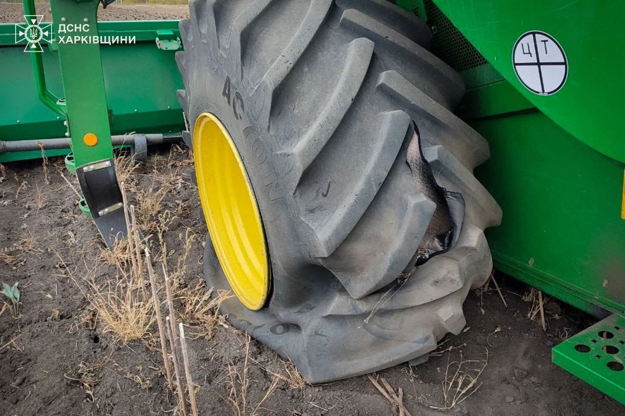 В Изюмском районе комбайн подорвался на мине.