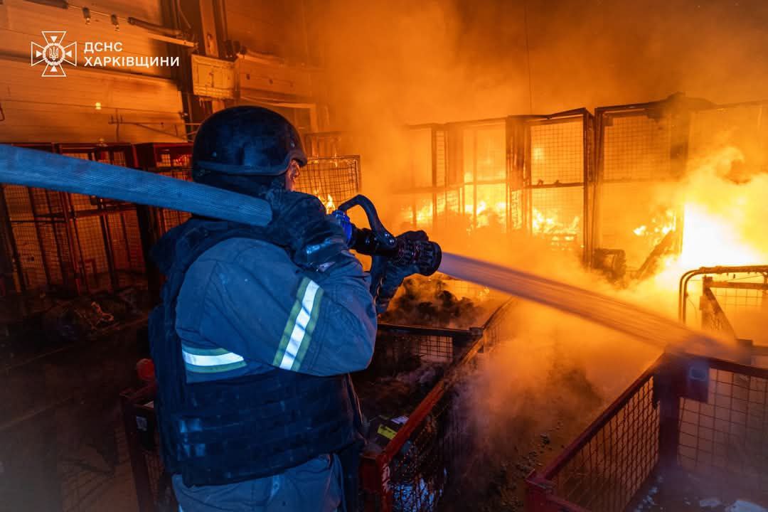 РФ ударила по почтовому терминалу под Харьковом.