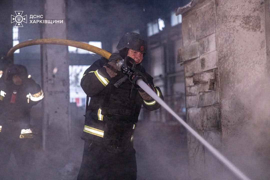 РФ ударила по почтовому терминалу под Харьковом.