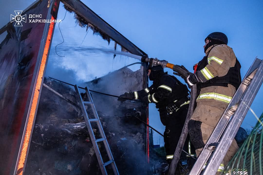 РФ ударила по почтовому терминалу под Харьковом.