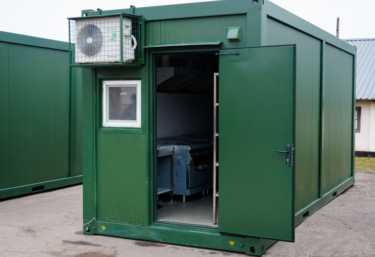 У Харківській області стали постачати військових модульними кухнями.