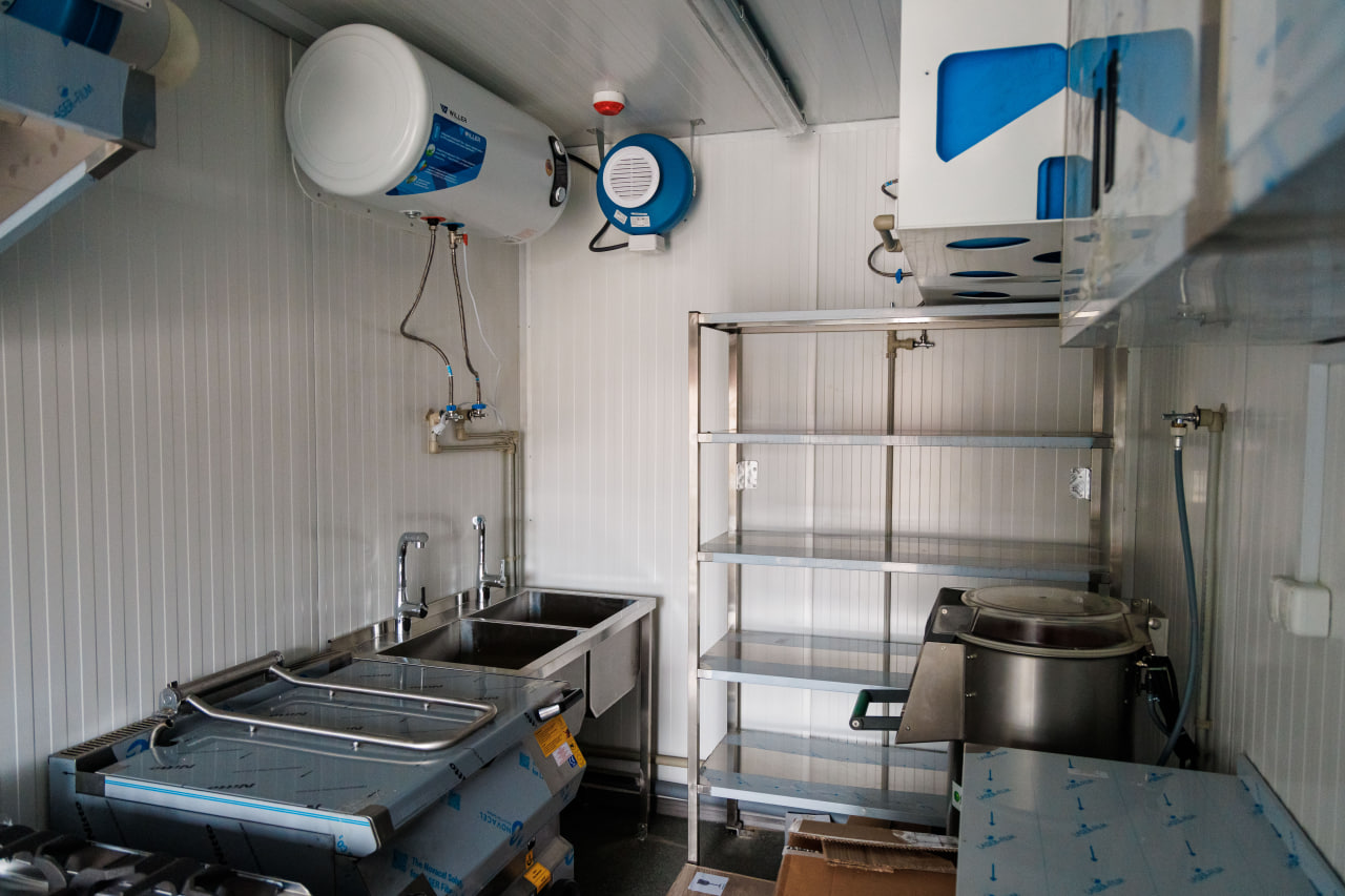 У Харківській області стали постачати військових модульними кухнями.