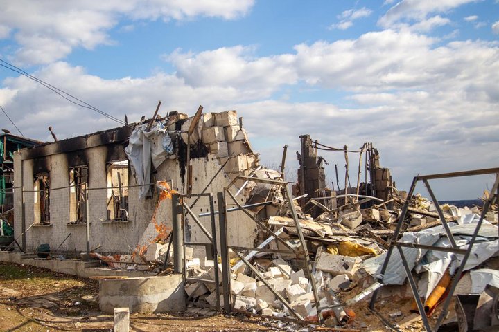 У Куп'янську шостий день намагаються повернути електрику після обстрілу.