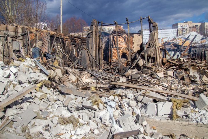 У Куп'янську шостий день намагаються повернути електрику після обстрілу.