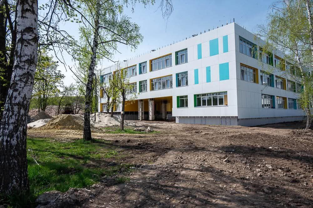 Фото відремонтованого ліцею за кілька днів до удару.